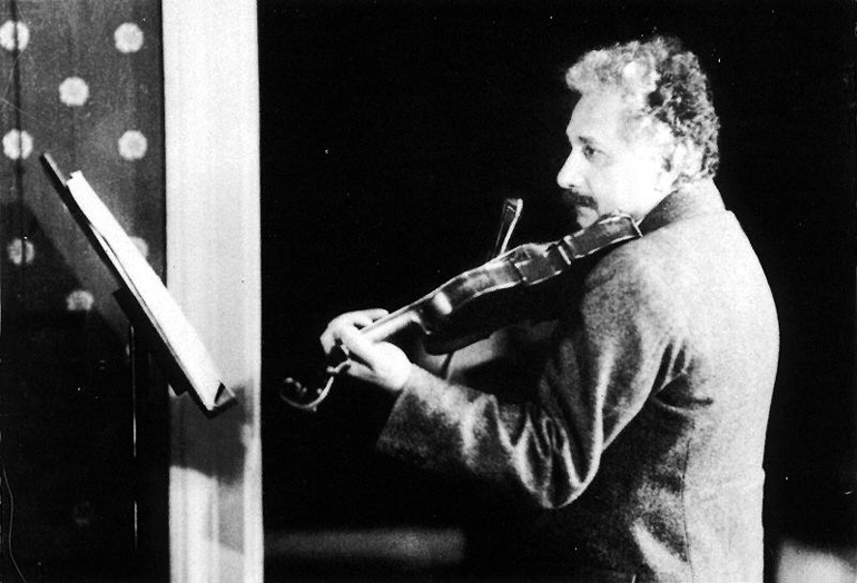 拉小提琴的爱因斯坦