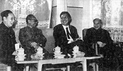 丁肇中交谈