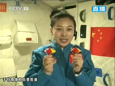 图 6 王亚平演示陀螺的定轴性